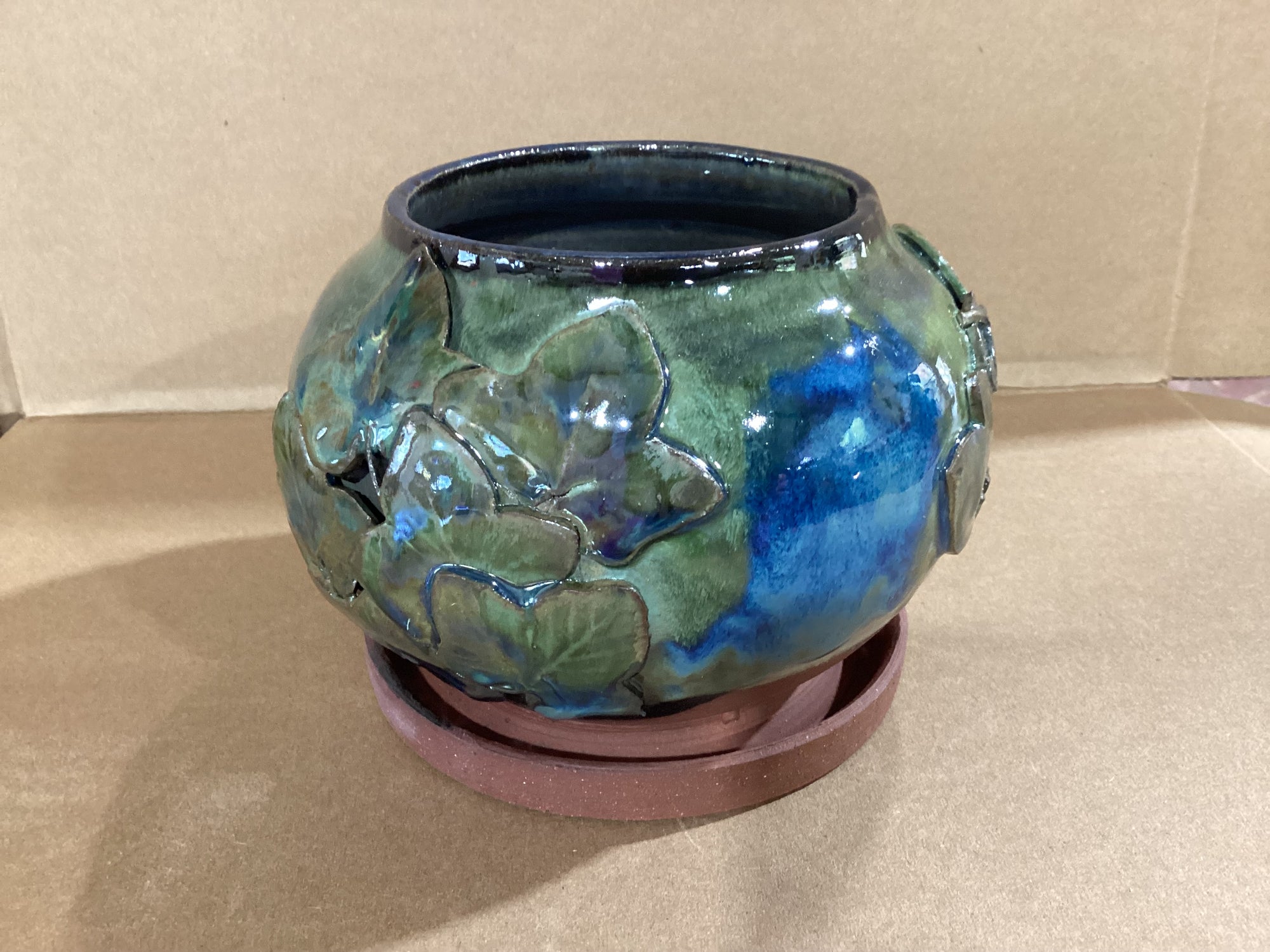 Round Blue Pot with Leaves CC